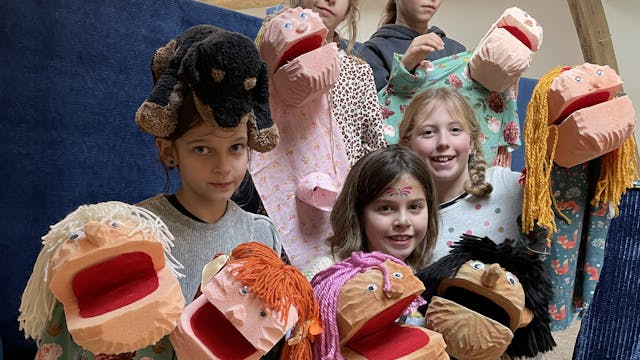 Poppen maken en ermee spelen