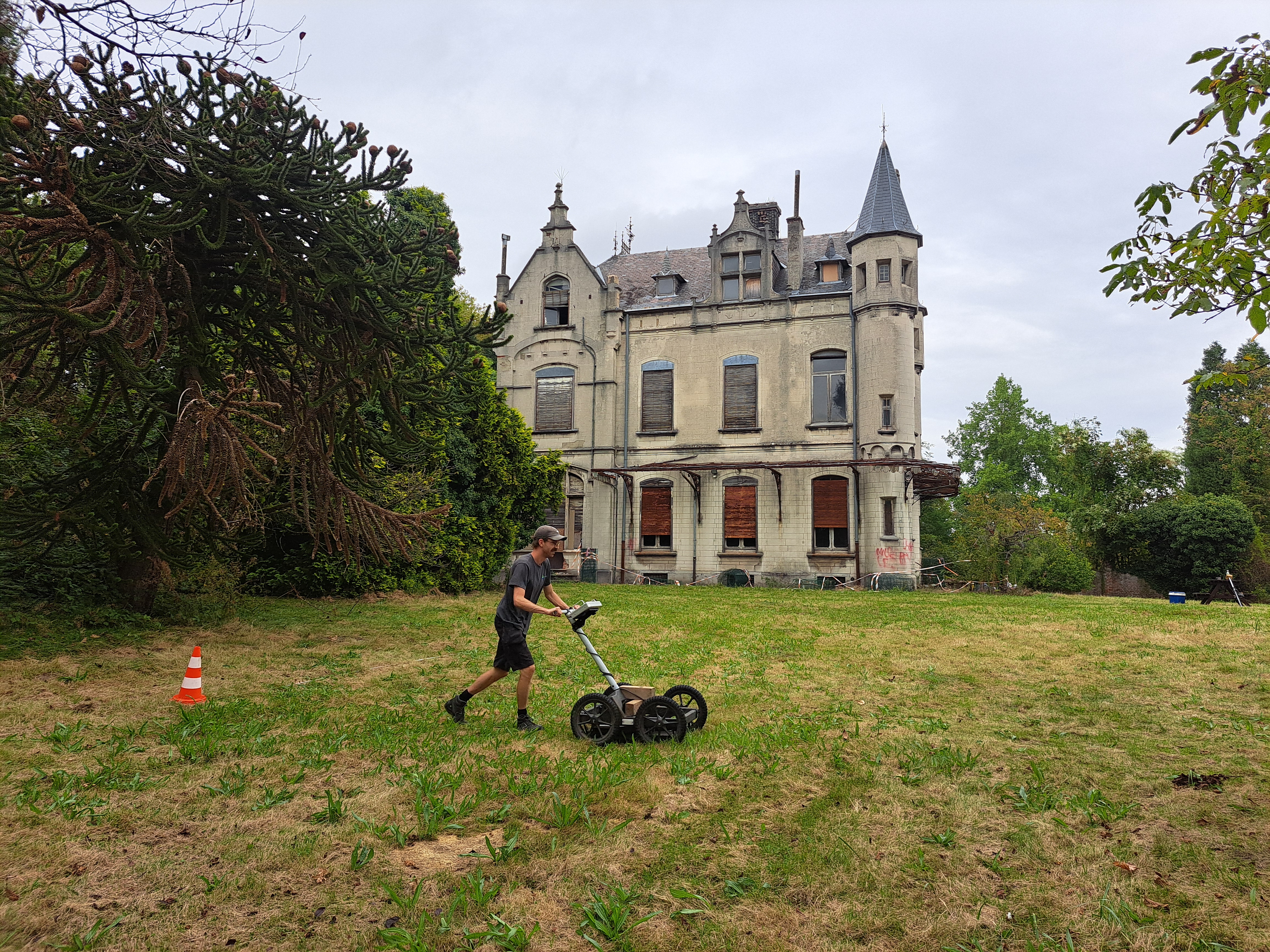 Archeologen scannen de bodem op archeologische resten