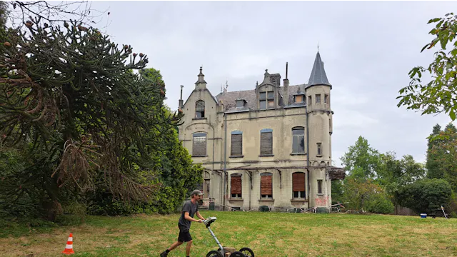 Archeologen scannen de bodem op archeologische resten