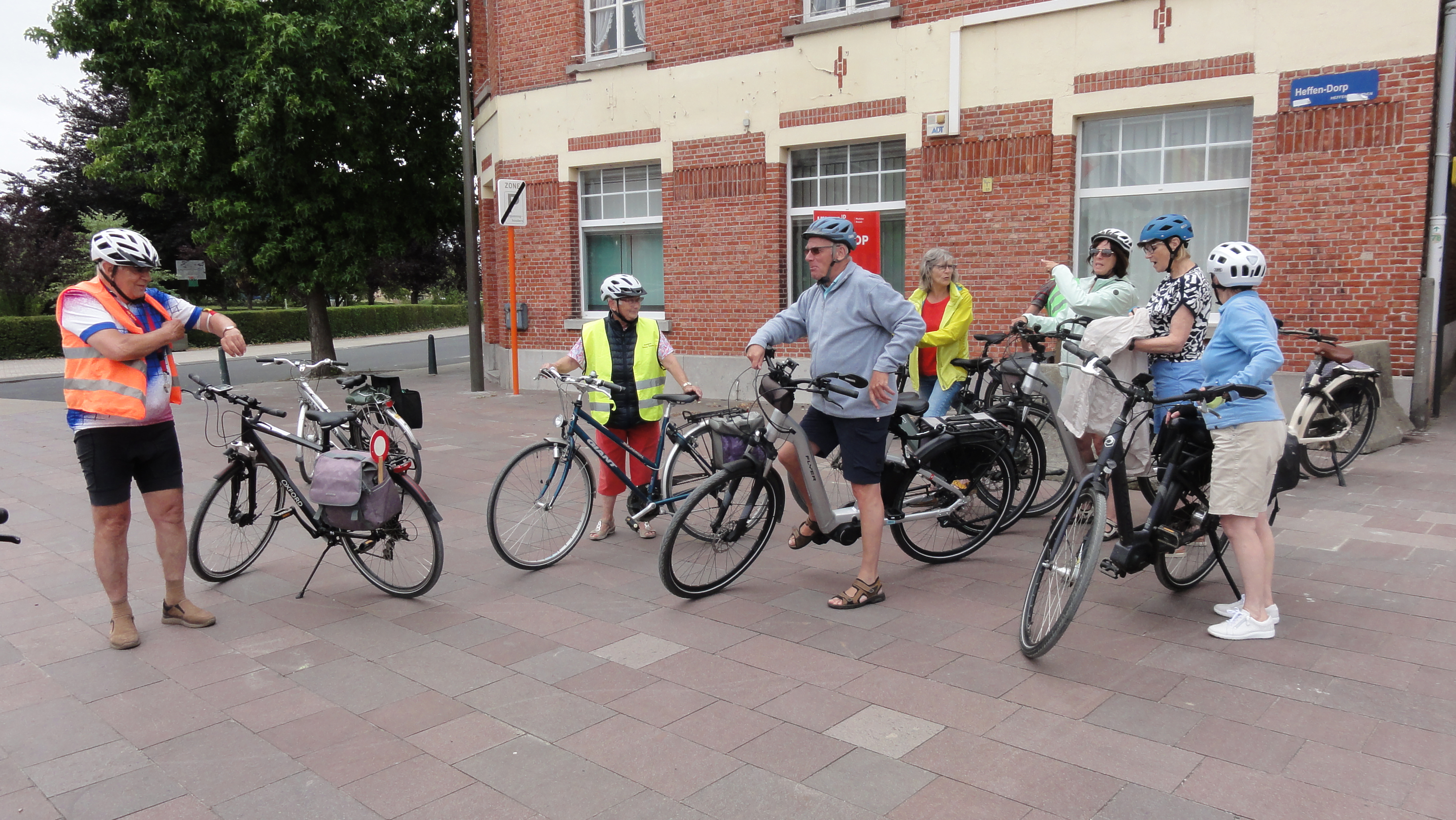 Telkens samenkomst en vertrek vanuit Muizen-Dorp. 