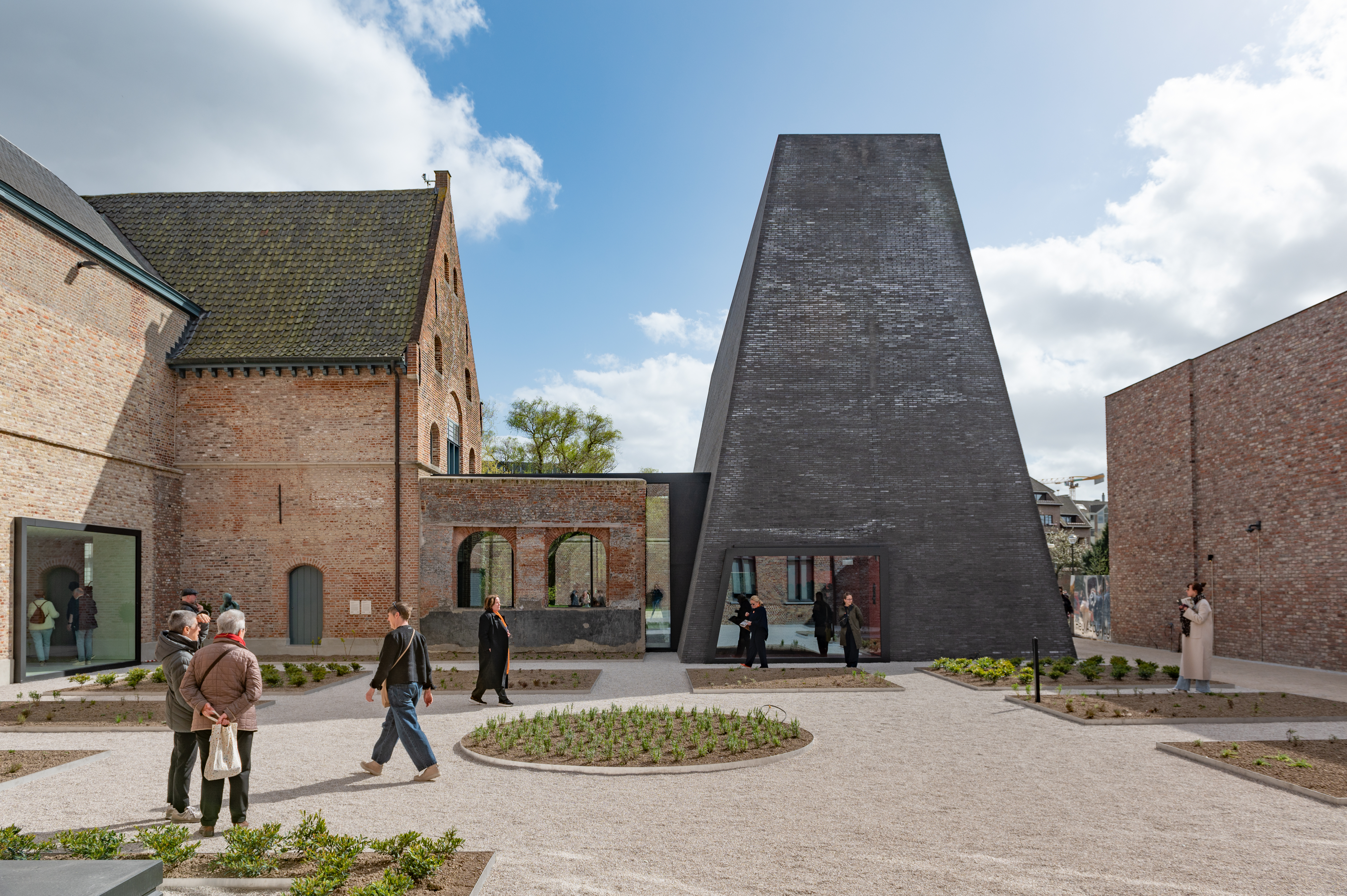 Zicht op Abby vanuit de museumtuin