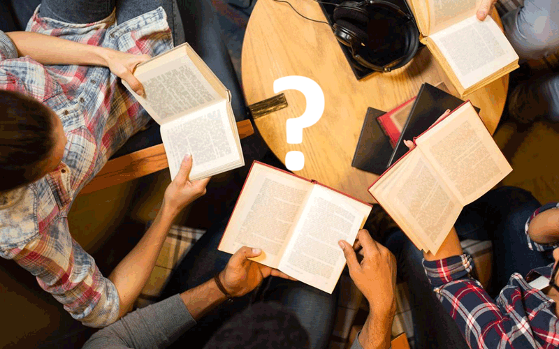 Enkele mensen lezen samen in een boek, er staat een groot vraagteken in het midden.