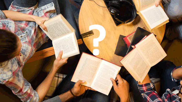 Enkele mensen lezen samen in een boek, er staat een groot vraagteken in het midden.