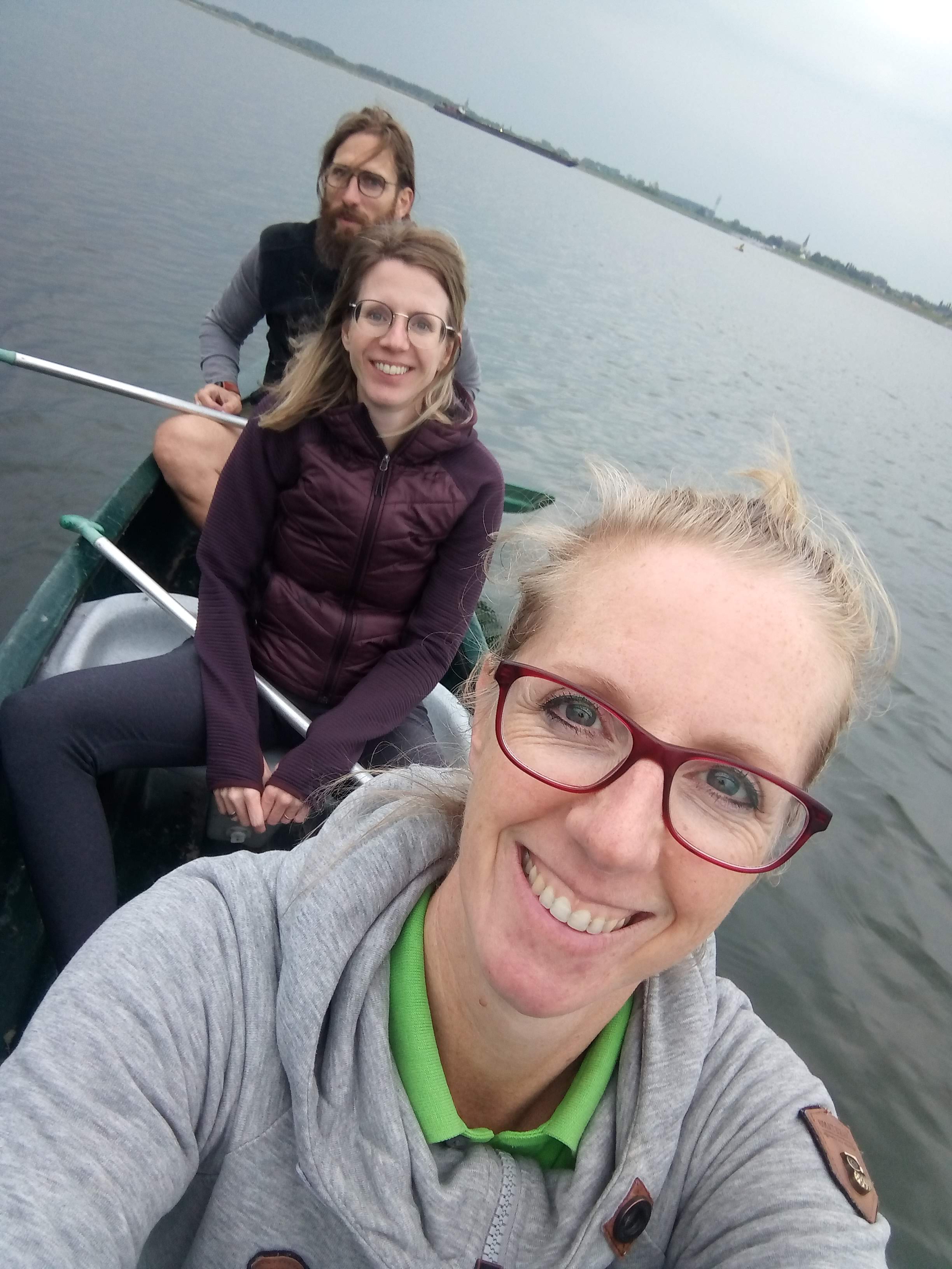 met de kano de kades van de maasplassen schoonmaken ism sailcenter limburg en de maas clean up