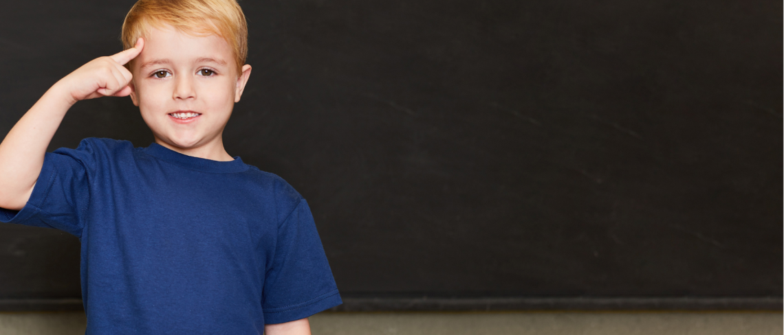 kind voor schoolbord