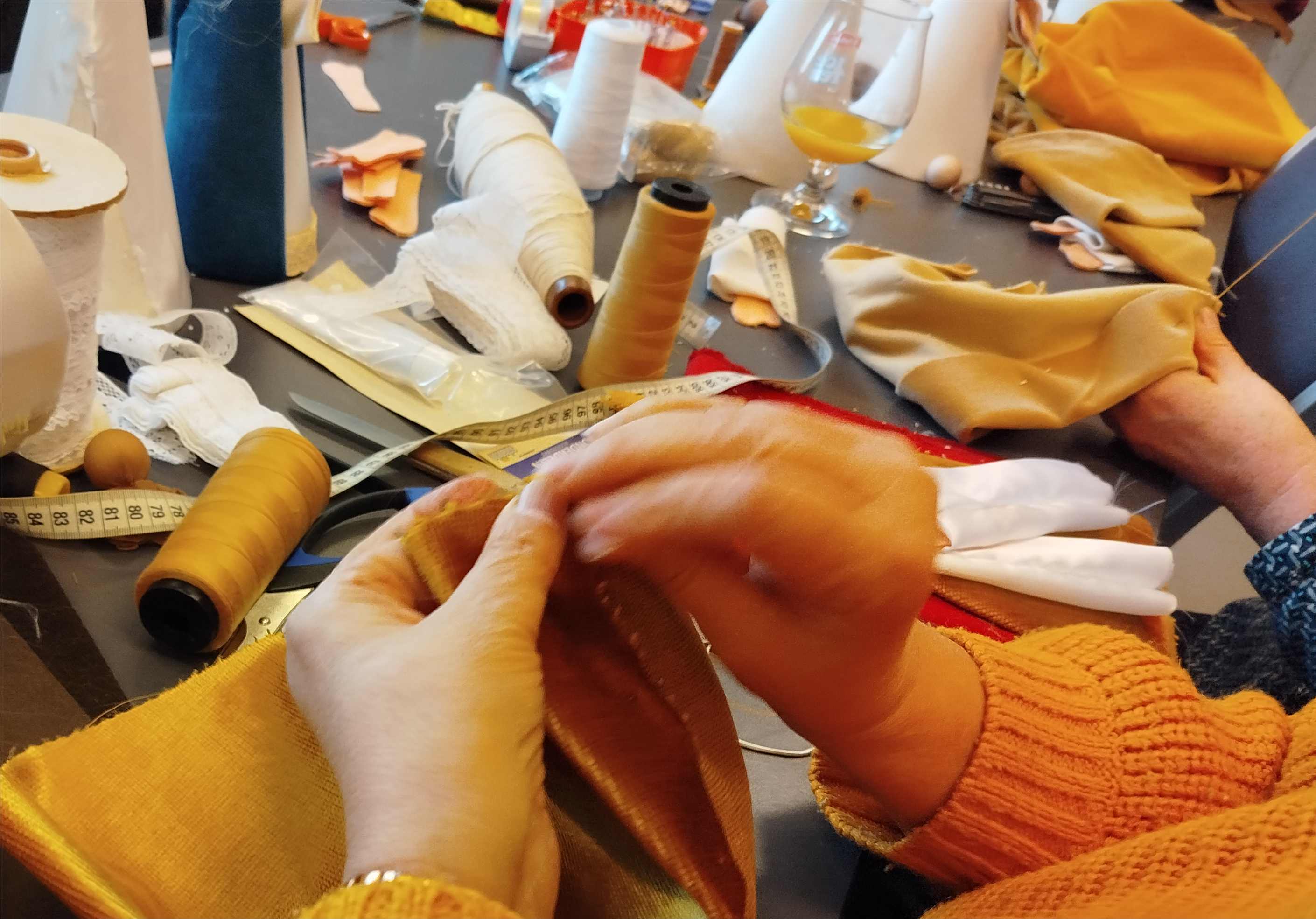 Tijdens onze gezellige naainamiddagen kun je in een ontspannen sfeer aan de slag met je eigen projecten. Of je nu al wat ervaring hebt of nog nooit een draad in een naald hebt gestoken: iedereen is welkom.