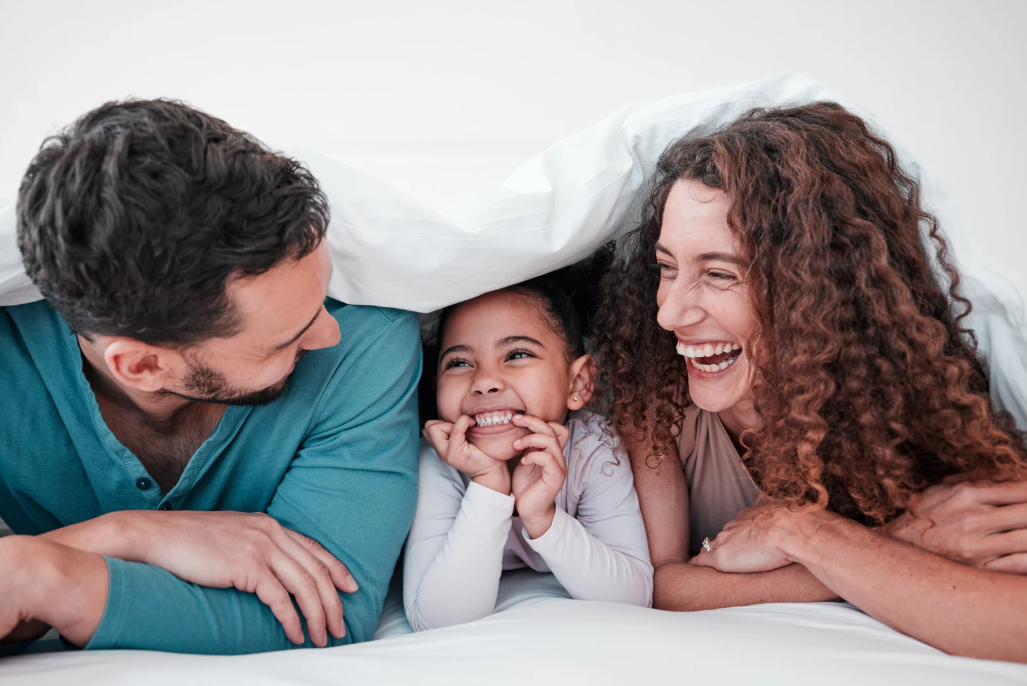 Ouders en kind lachen