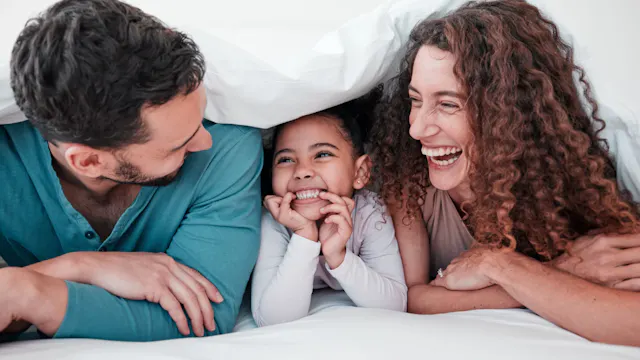 Ouders en kind lachen