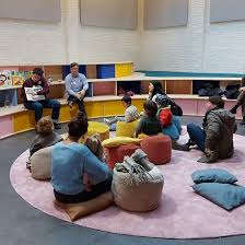 Een voorleesuurtje in de bib.