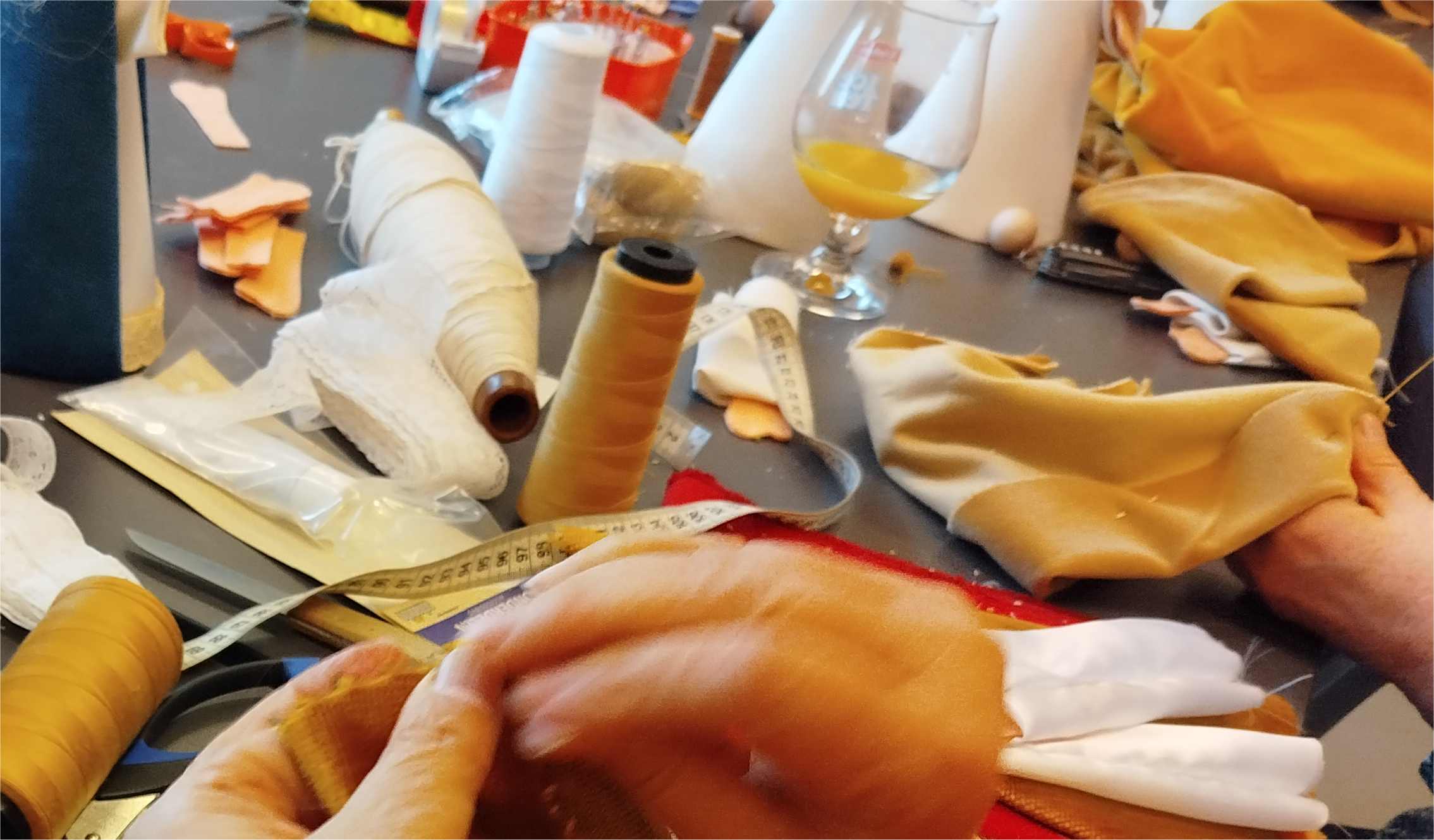 Tijdens onze gezellige naainamiddagen kun je in een ontspannen sfeer aan de slag met je eigen projecten. Of je nu al wat ervaring hebt of nog nooit een draad in een naald hebt gestoken: iedereen is welkom.