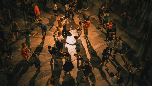 salsa social dancing