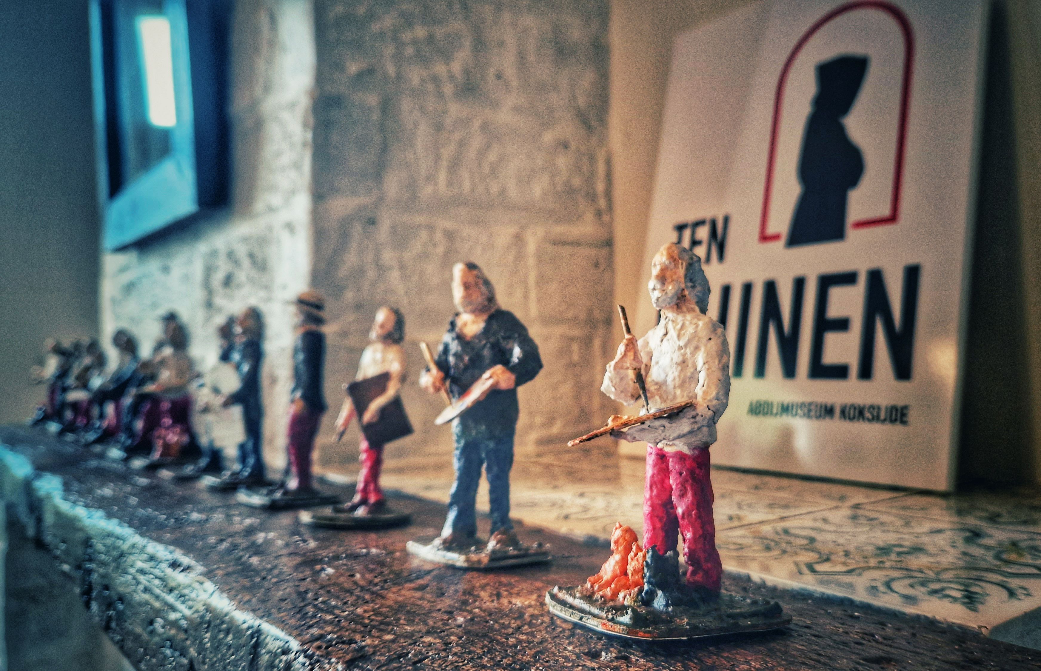 Kunstenares Anne-Marie Vermoote maakte de prachtige beeldjes voor deze zoektocht. Ze brengen extra sfeer in het Vanneuvillehuis deze zomer.