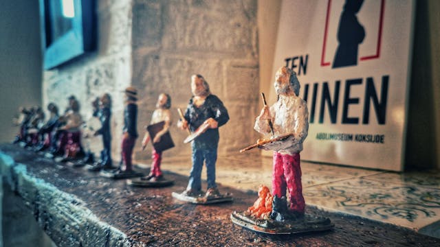 Kunstenares Anne-Marie Vermoote maakte de prachtige beeldjes voor deze zoektocht. Ze brengen extra sfeer in het Vanneuvillehuis deze zomer.