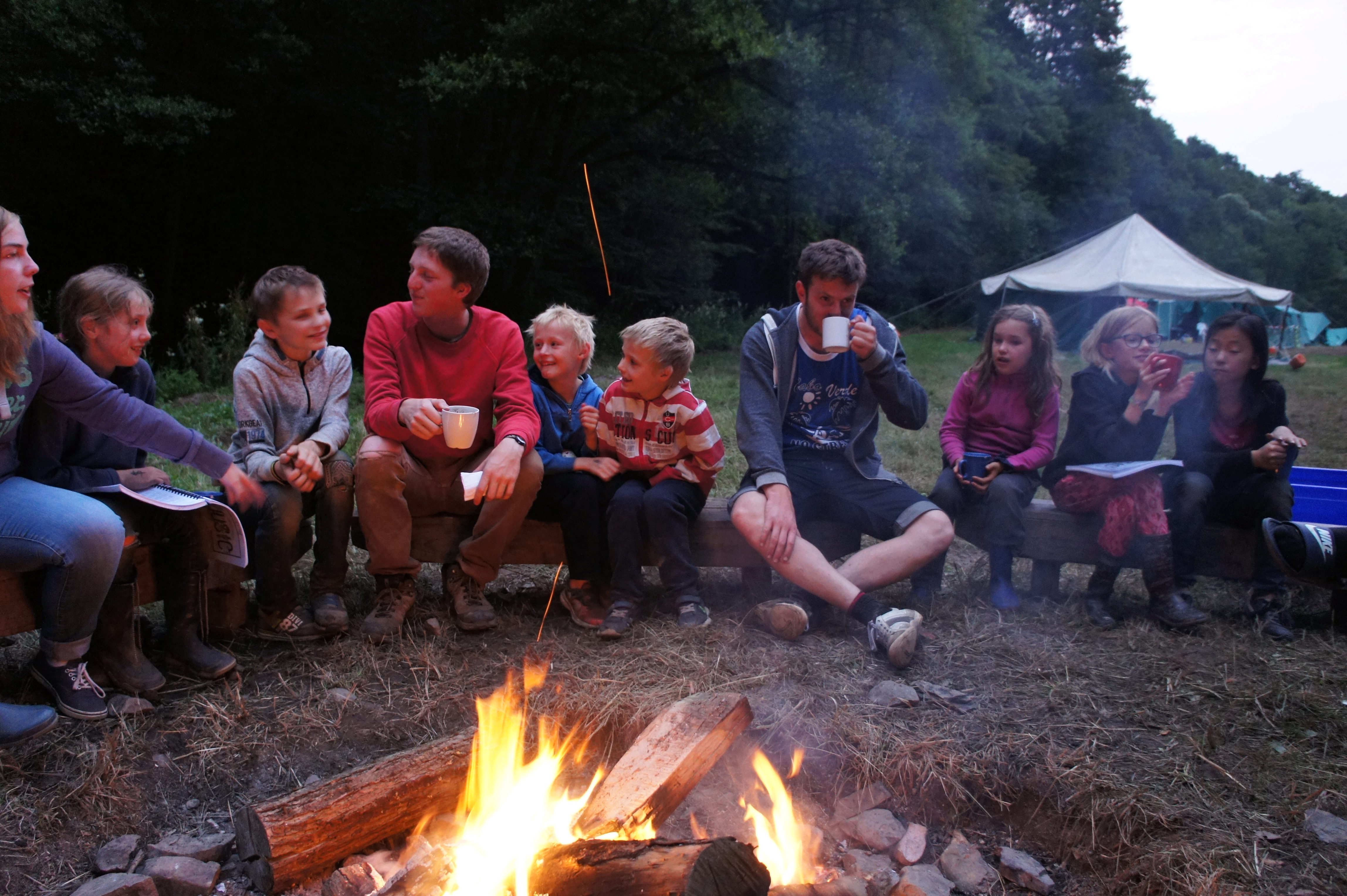 Een kampvuur zorgt altijd voor veel gezelligheid tijdens het zingen.