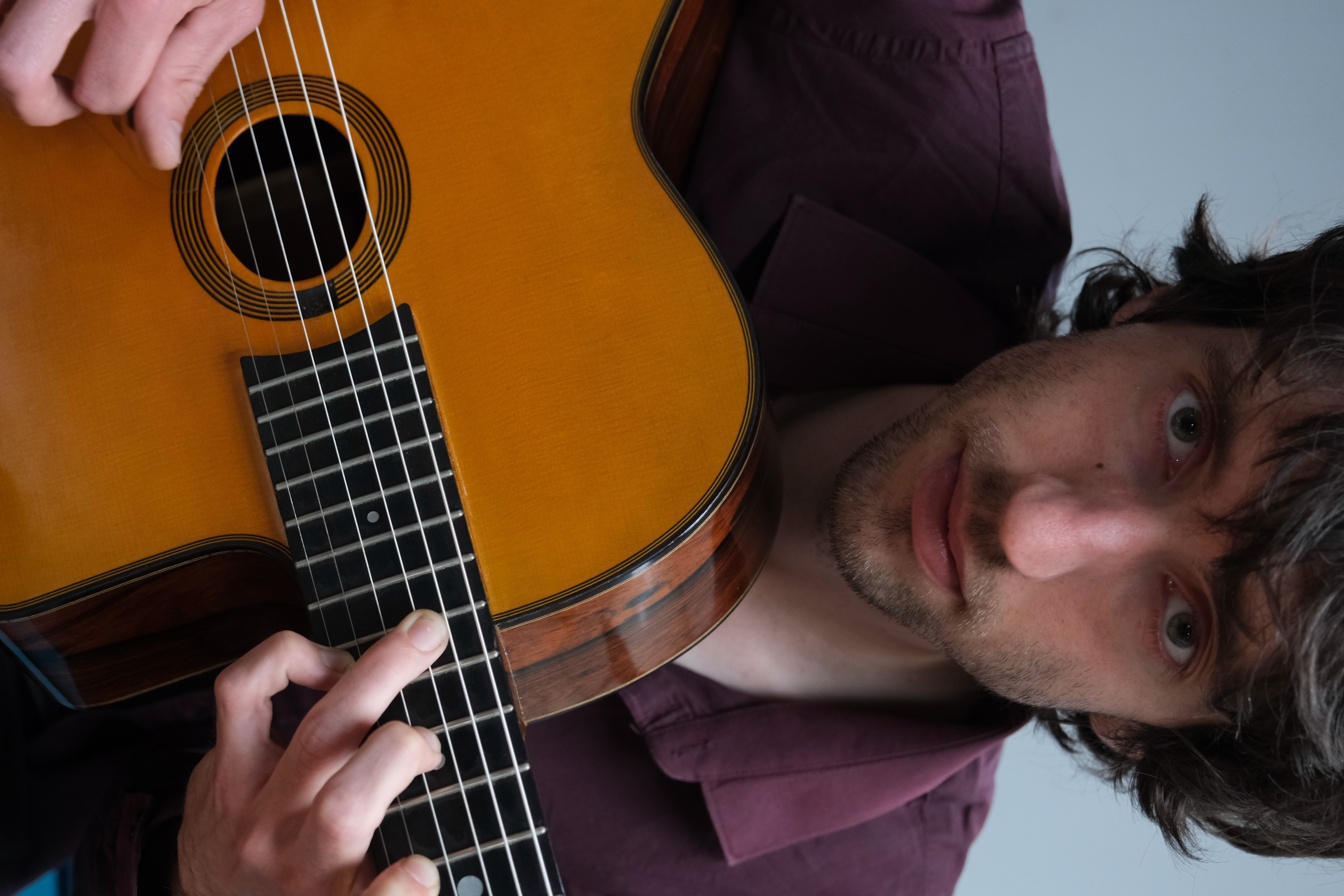 Sam Opstaele en zijn gitaar