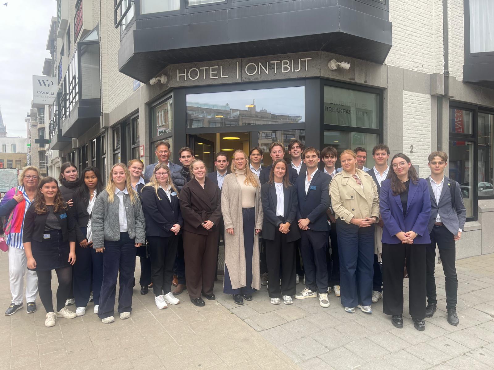 Een enthousiaste groep studenten van Logies-, Restaurant- en Cateringmanagement straalt voor Hotel Cavalli. Met passie en teamwork bereiden ze zich voor om het hotel om te toveren tot een magisch Winter Wonderland vol warmte en gastvrijheid.