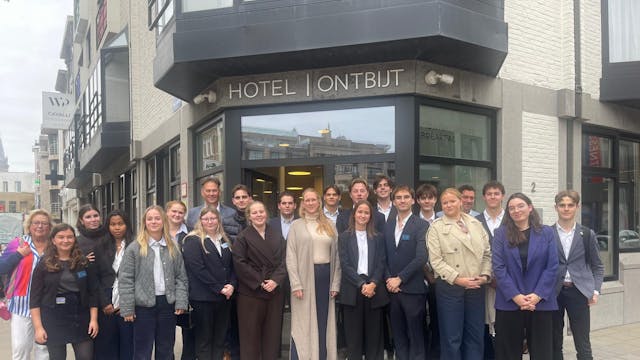 Een enthousiaste groep studenten van Logies-, Restaurant- en Cateringmanagement straalt voor Hotel Cavalli. Met passie en teamwork bereiden ze zich voor om het hotel om te toveren tot een magisch Winter Wonderland vol warmte en gastvrijheid.