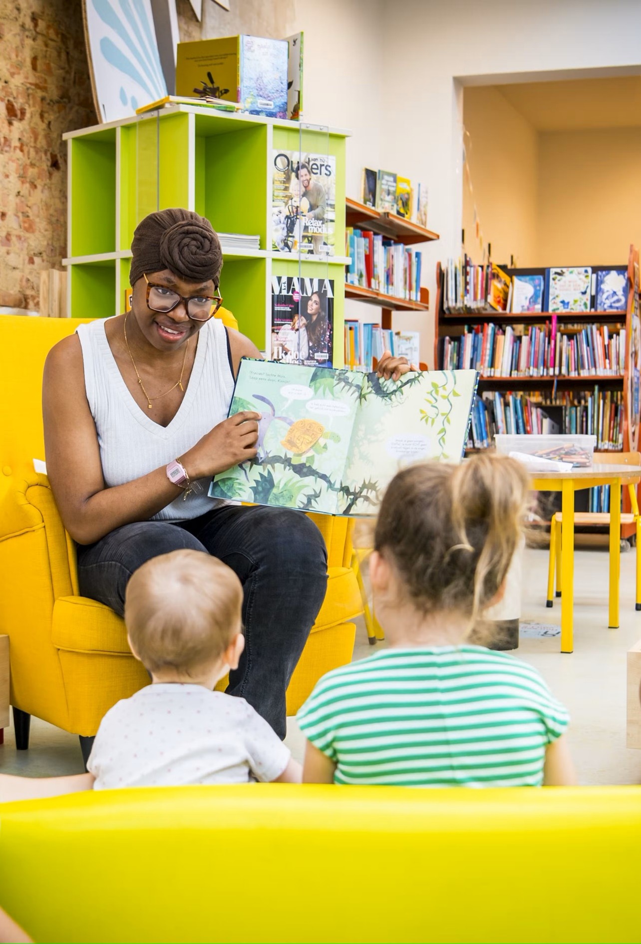 mevrouw die voorleest aan kindjes