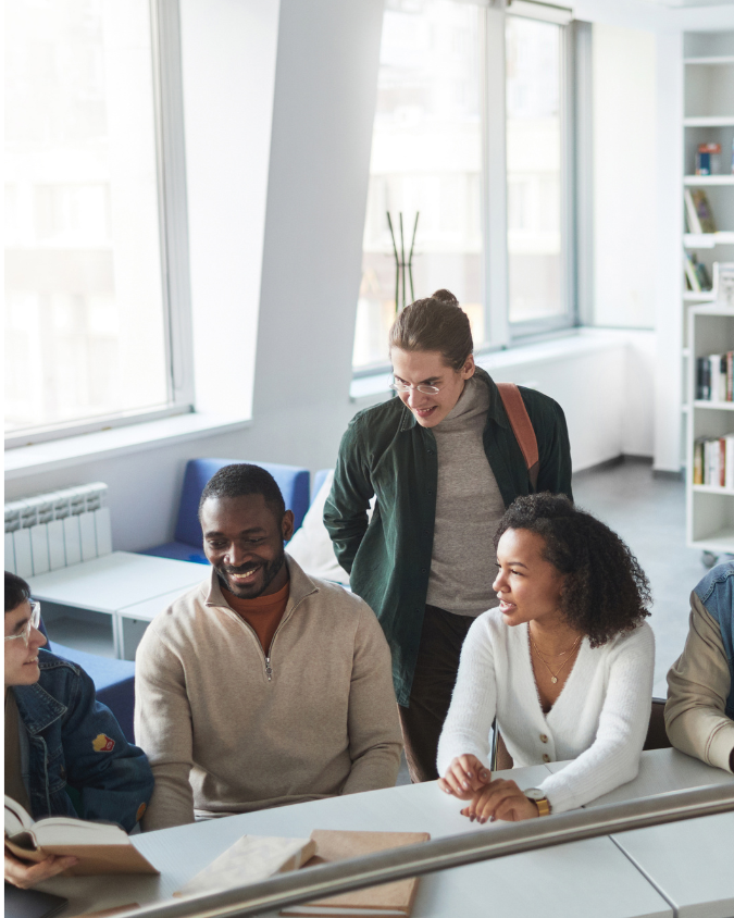 mannen en vrouwen in gesprek in een bibliotheek