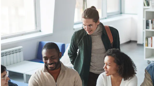 mannen en vrouwen in gesprek in een bibliotheek