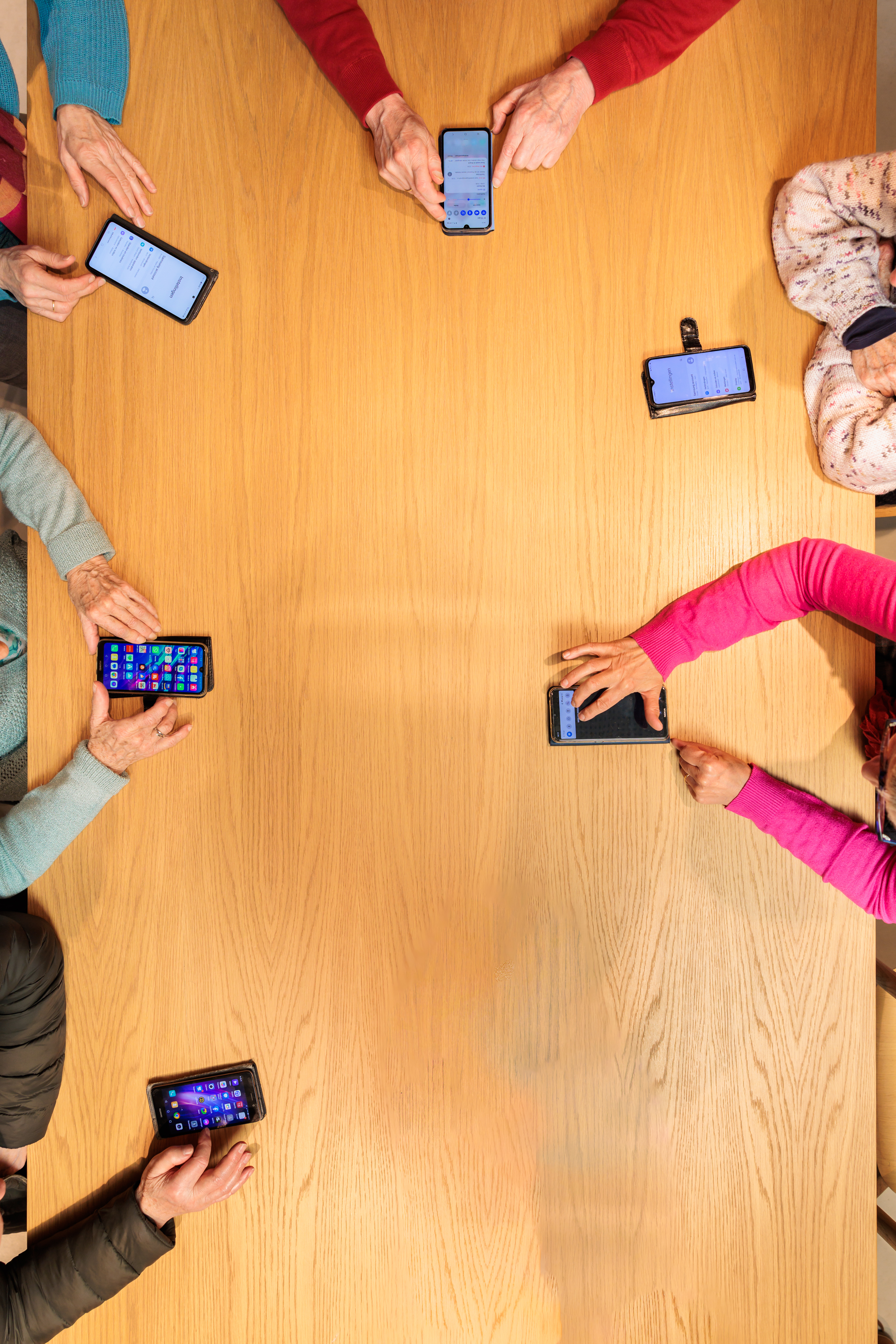 cursisten met hun smartphone