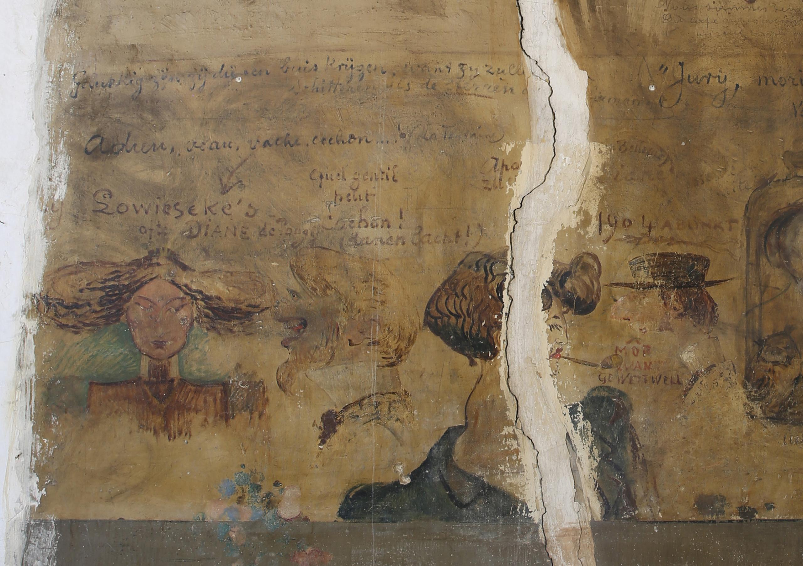 Een afbeelding van de muurschilderingen te vinden in een ruimte op Campus Mutsaard. De afbeelding toont karikaturen en satirische opschriften, gemaakt door deelnemers aan de Prix de Rome tussen 1898 en 1913.