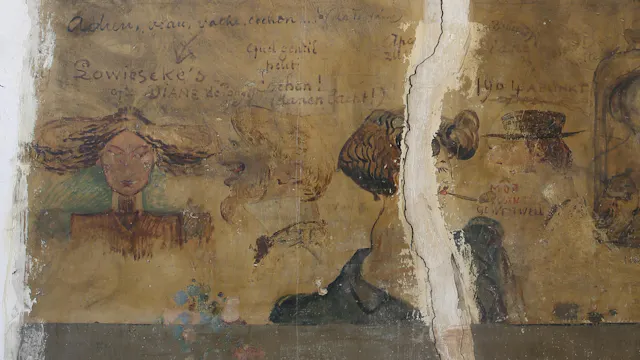 Een afbeelding van de muurschilderingen te vinden in een ruimte op Campus Mutsaard. De afbeelding toont karikaturen en satirische opschriften, gemaakt door deelnemers aan de Prix de Rome tussen 1898 en 1913.