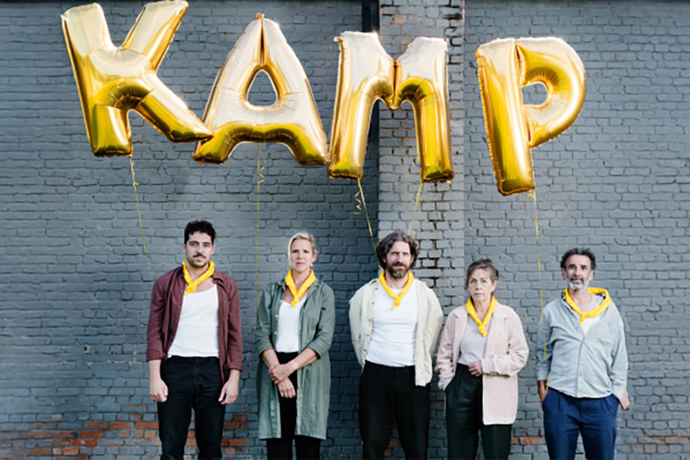 Robbert Vervloet, Tine Embrechts, Jeroen Van der Ven, Tania Van der Sanden & Zouzou Ben Chikha spelen 'KAMP'