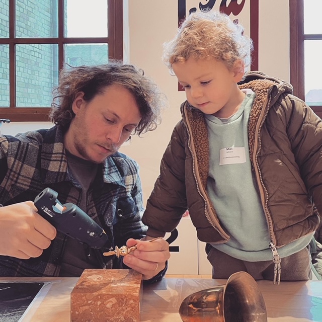 papa en kind maken samen een trofee