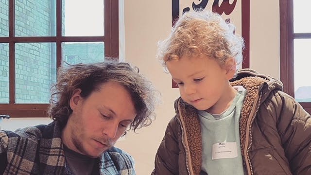 papa en kind maken samen een trofee