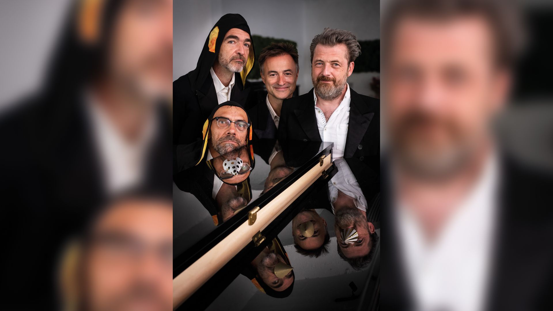 Acteurs en muzikanten in maatpak op een grappige foto.