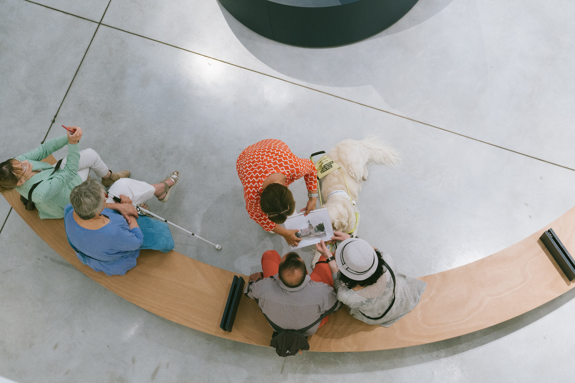 Mensen met een visuele beperking beleven kunst in M Leuven