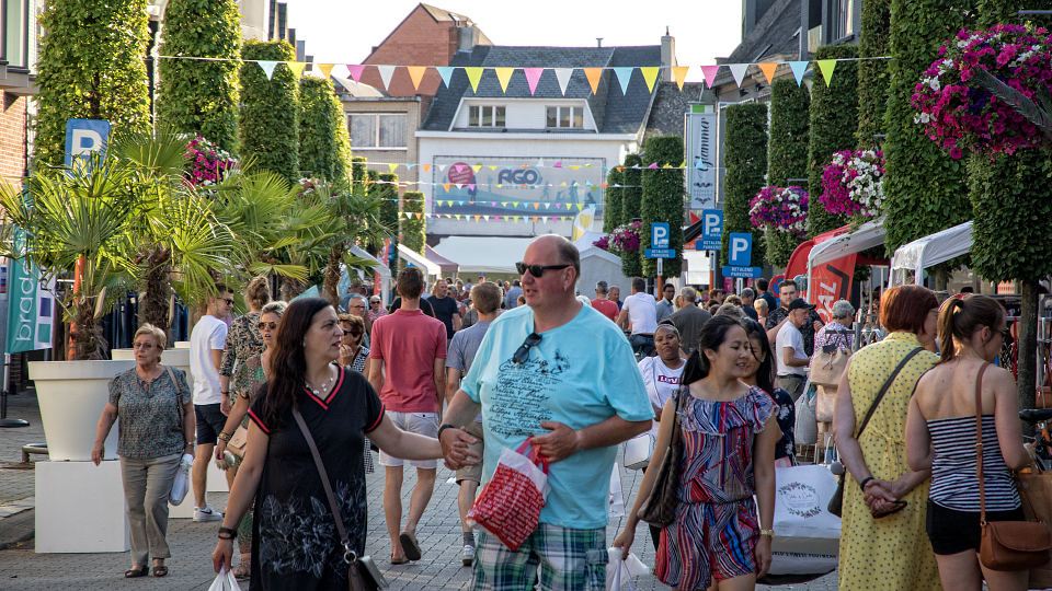Winkelende mensen in een winkelstraat