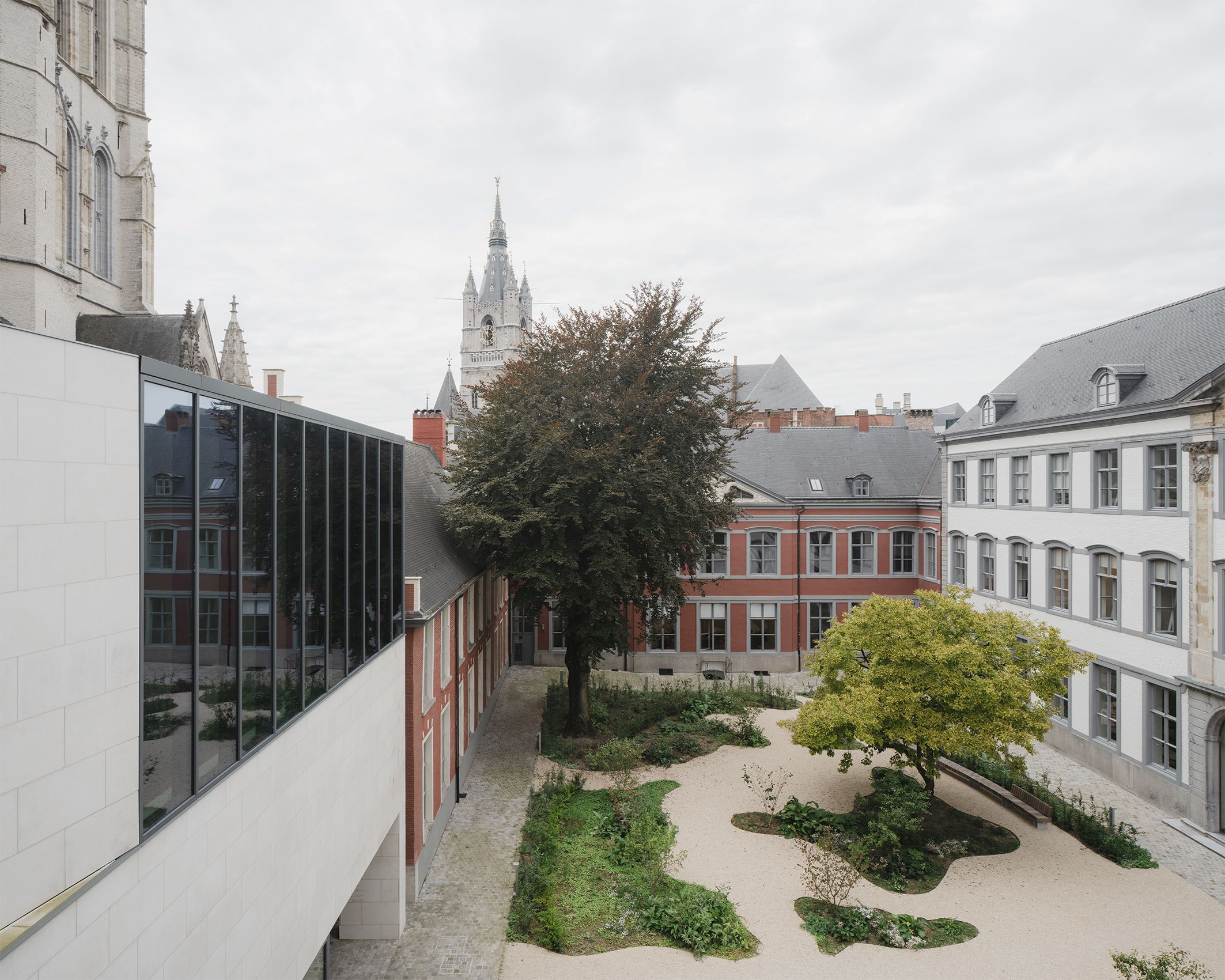Zicht op de binnentuin van het Sint-Baafshuis