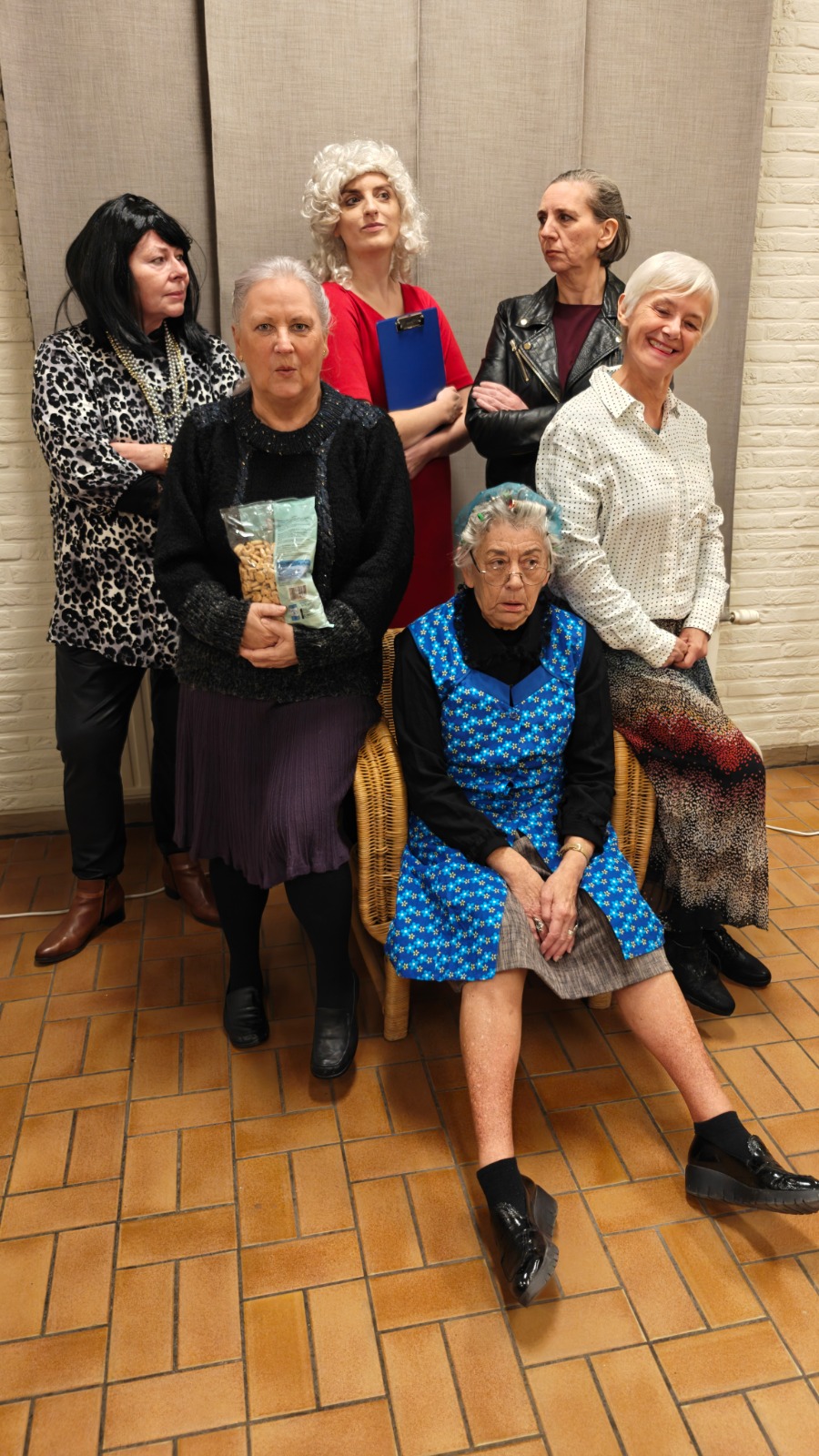 De cast van "Just niks" vlnr Frieda Duchateau, Lisette Gijbels, Veerle Vanderbeuken, Marijke Six, Mieke Boots en Rita Pluymers 