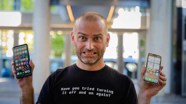 Man houdt 2 smartphones vast