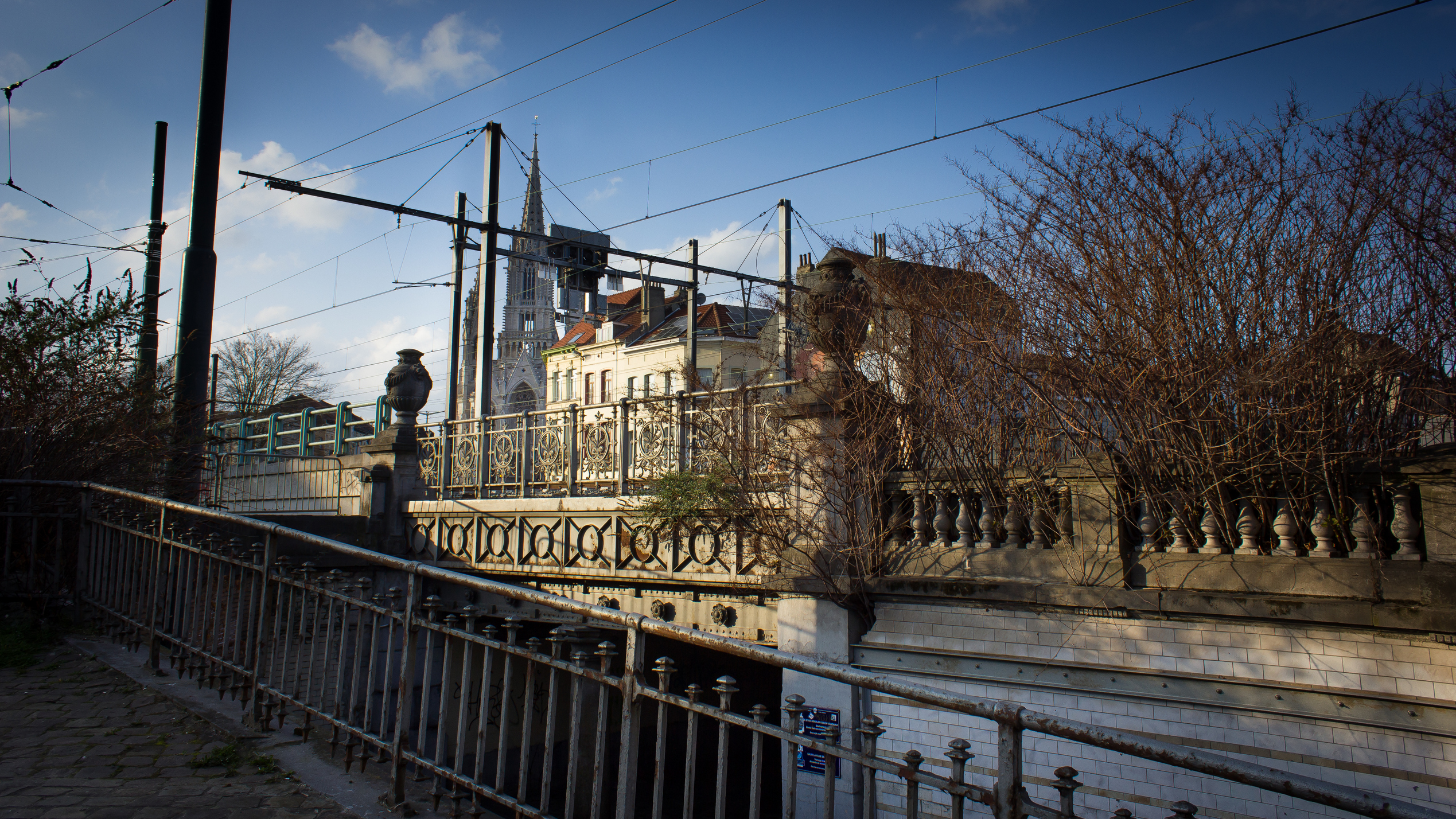 Visite guidée du Quartier Palais-Outre-Ponts + Spectacle au Théâtre Les Cœurs de Bois