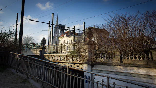 Visite guidée du Quartier Palais-Outre-Ponts + Spectacle au Théâtre Les Cœurs de Bois