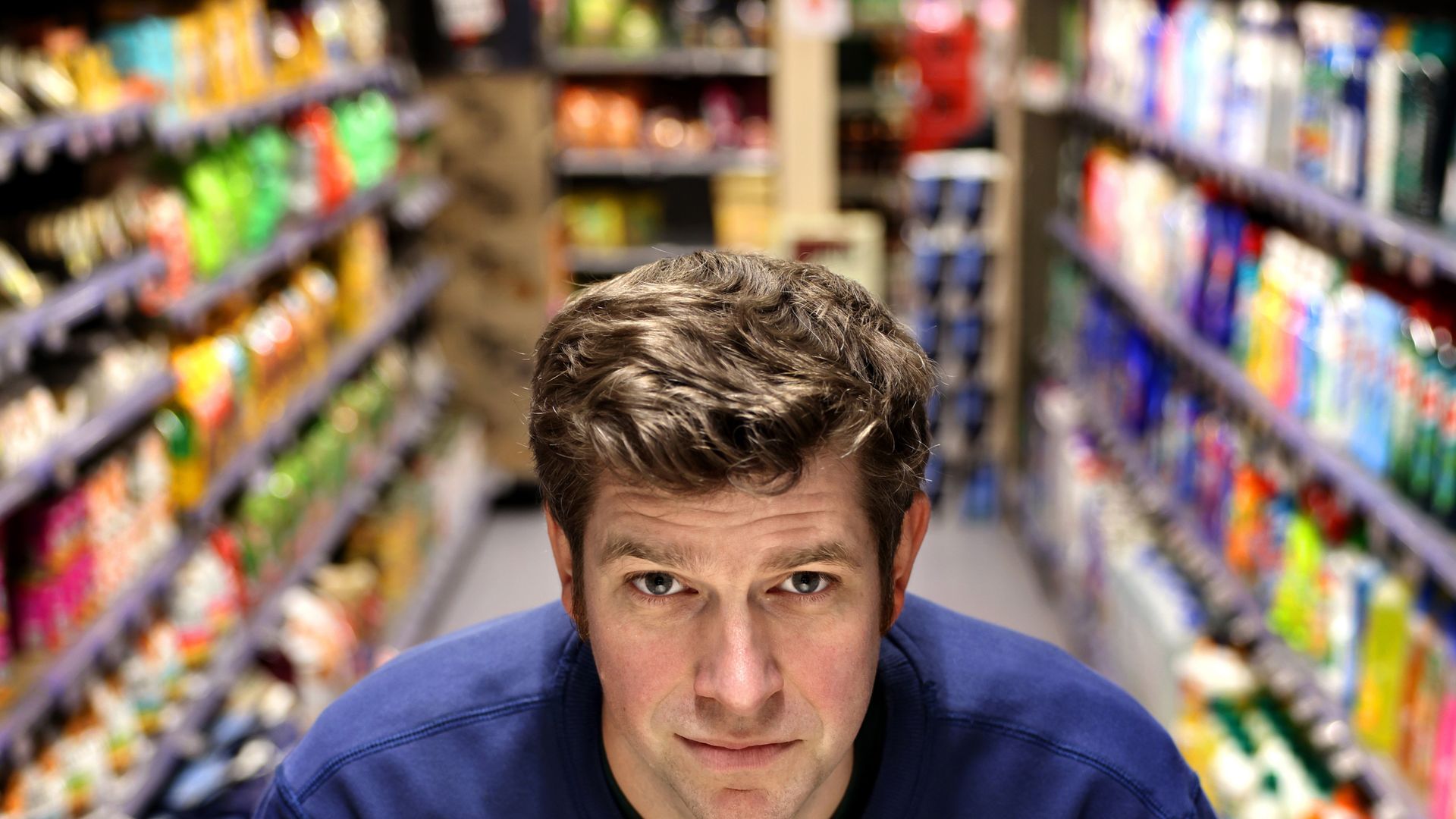 Hans Cools met winkelkar in supermarkt