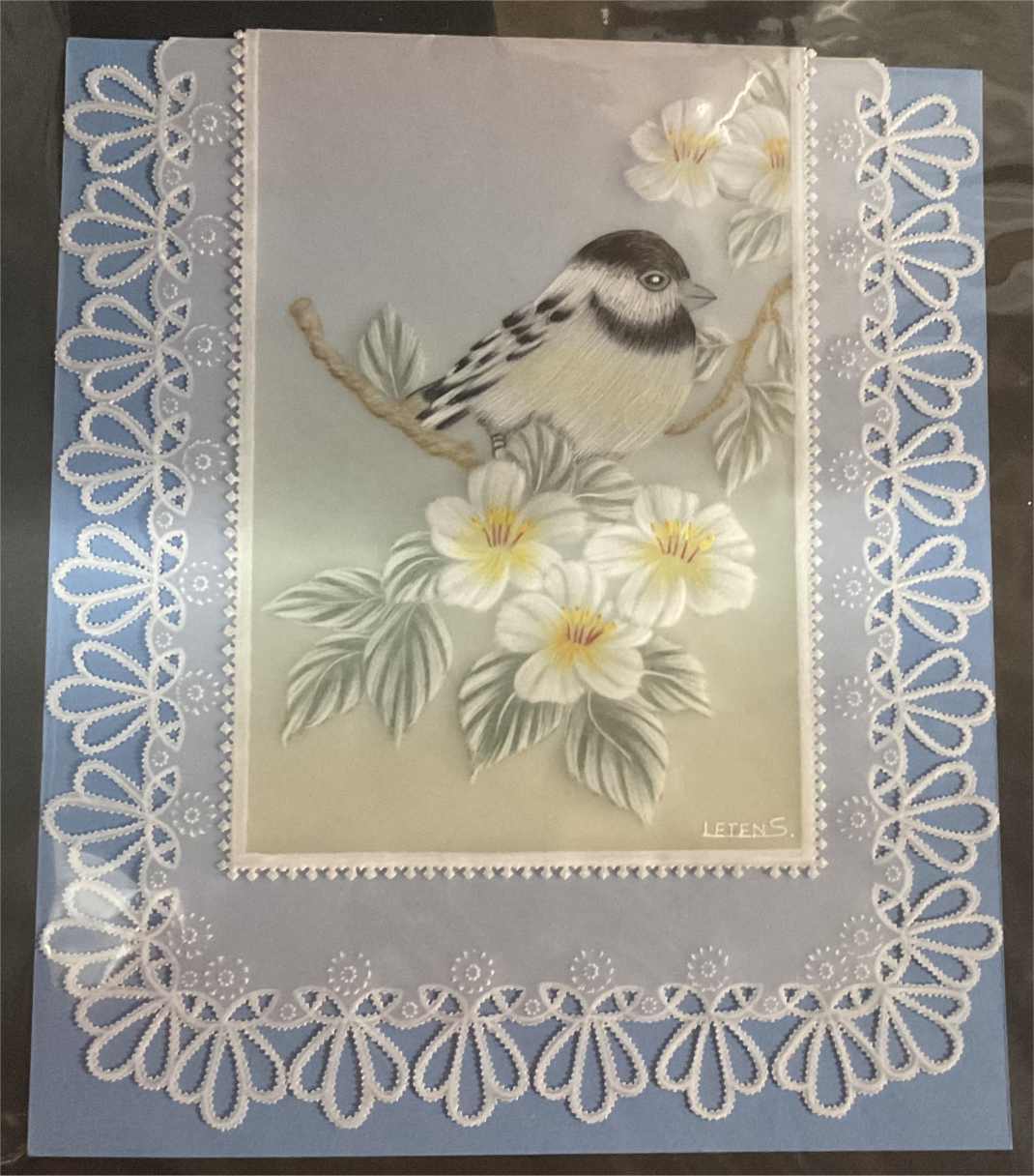 Nadat de patronen zijn gebosseleerd, geperforeerd en geknipt, verbeteren veel kunstenaars het ontwerp verder door kleur toe te voegen met mediums zoals potloden, inkt, acrylverf en stiften.