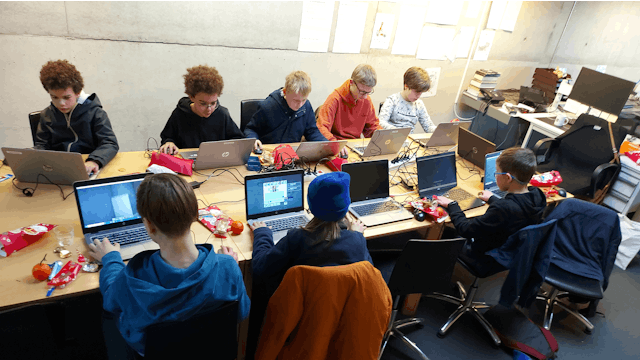 Tieners werken aan een Minecraft project in de bib.