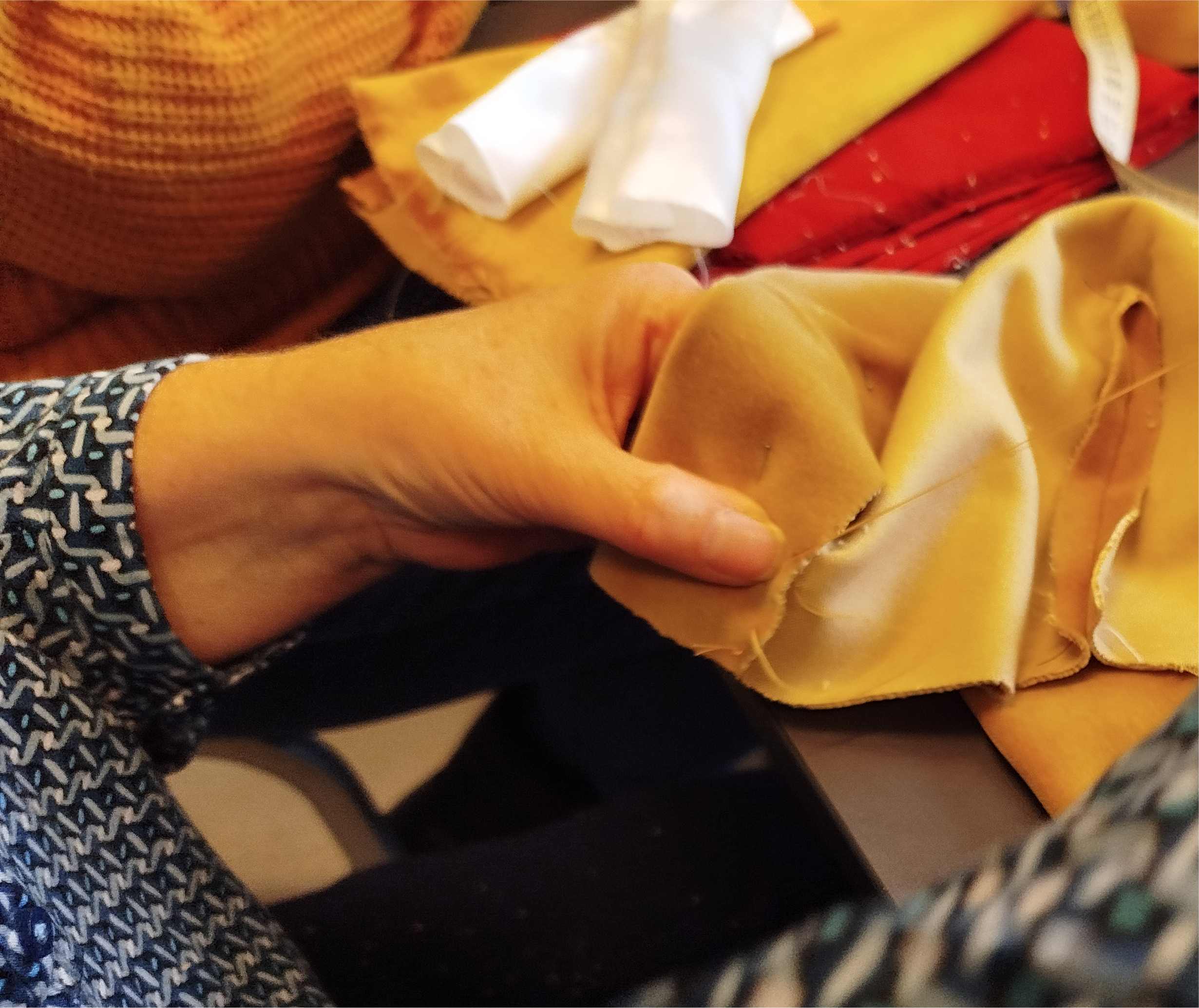 Tijdens onze gezellige naainamiddagen kun je in een ontspannen sfeer aan de slag met je eigen projecten. Of je nu al wat ervaring hebt of nog nooit een draad in een naald hebt gestoken: iedereen is welkom.