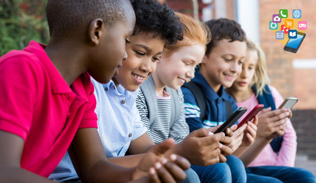 kinderen op een rij met smartphones