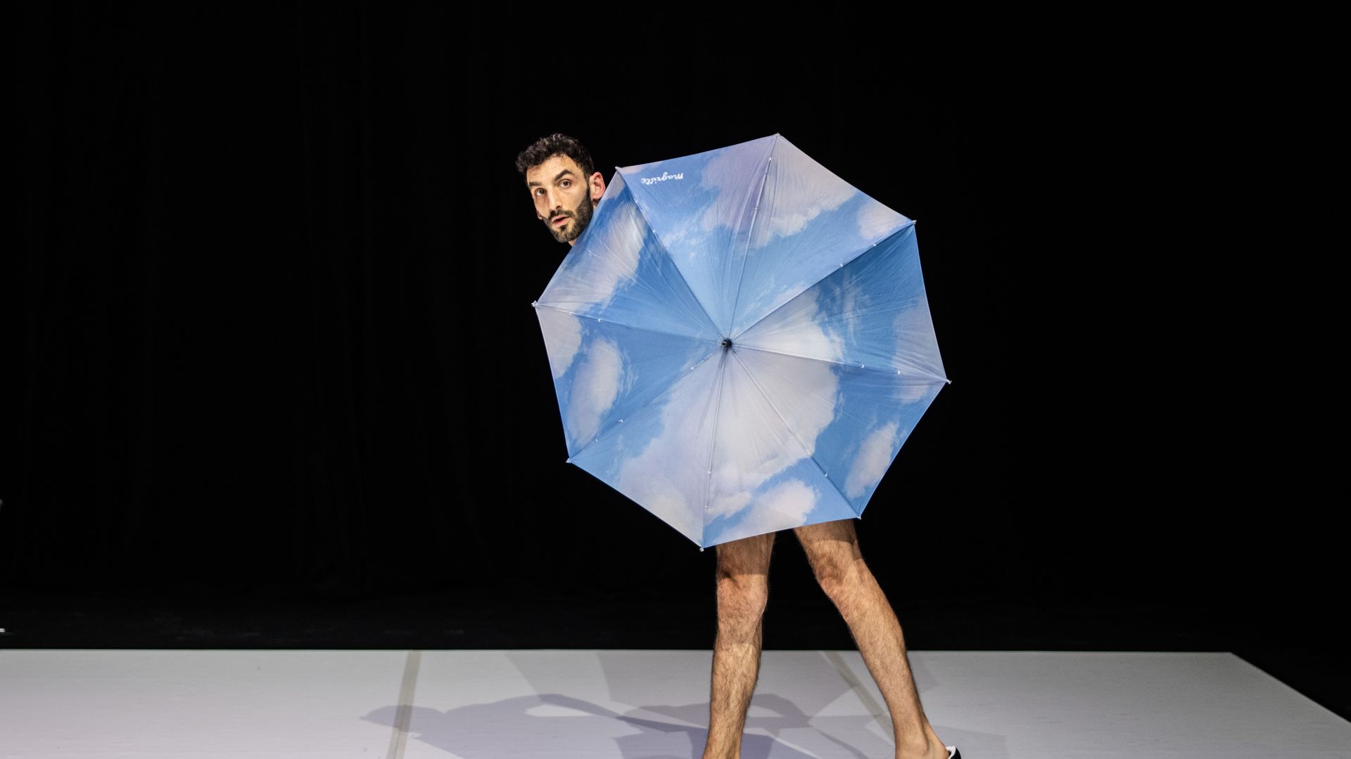 Souvenirshop (4+) - BRONKS & Alexander Vantournhout / not standing