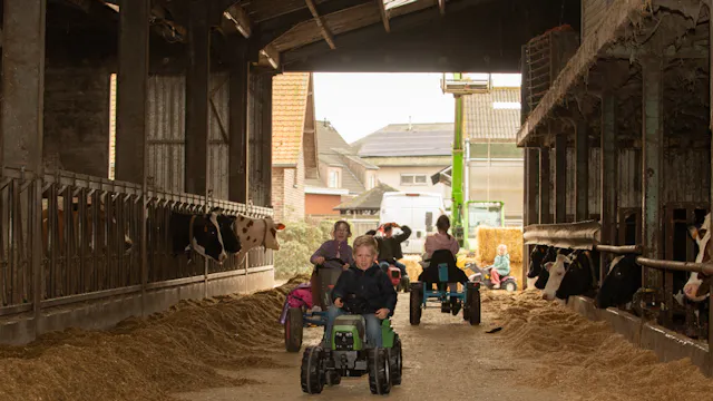 opening Buffie's Farm bezoek en beleefboerderij met bloemenpluktuin en pôp-up bar in het groen