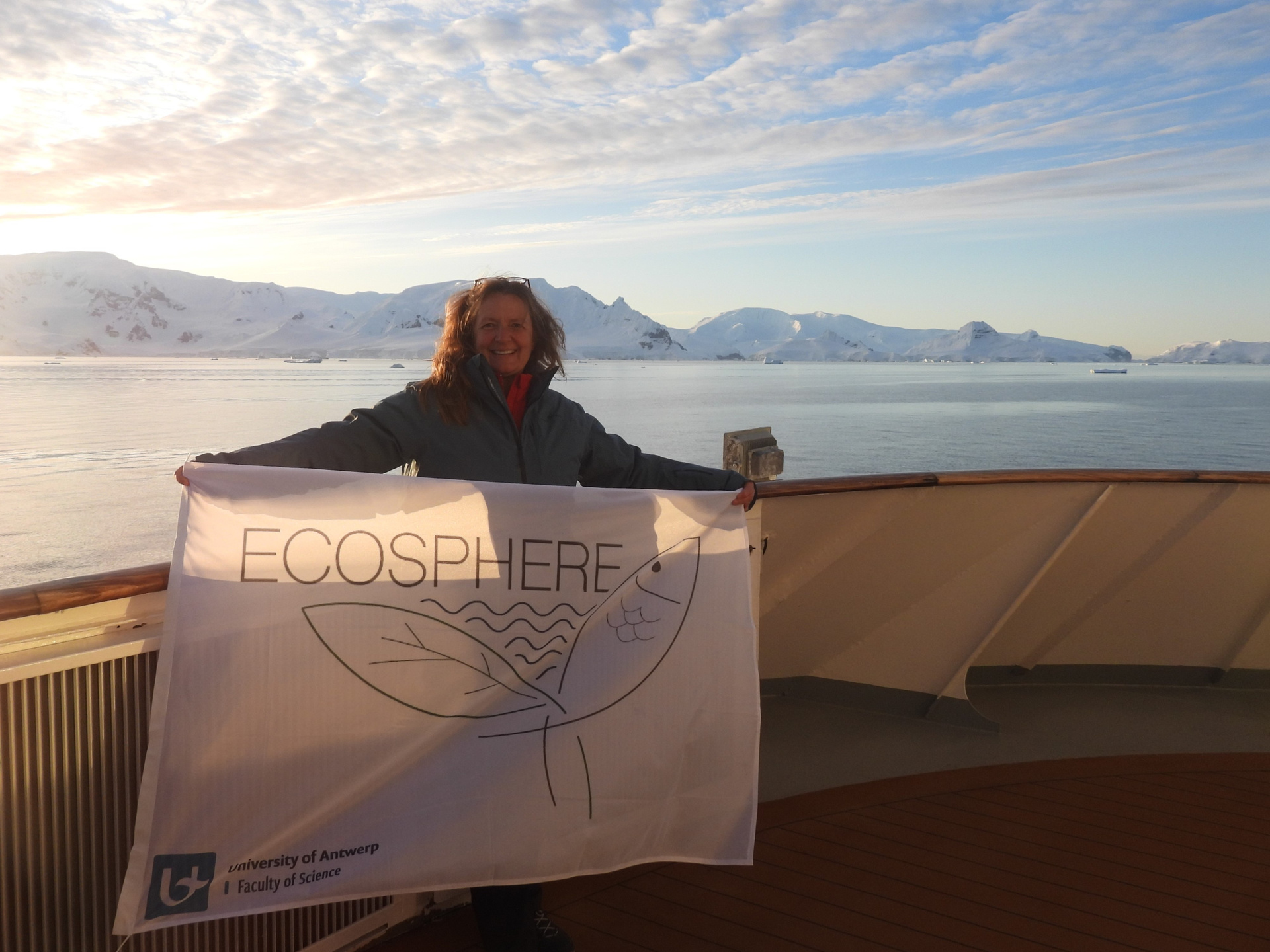 Professor Gudrun De Boeck bij Anvers Island met Ecosphere-vlag