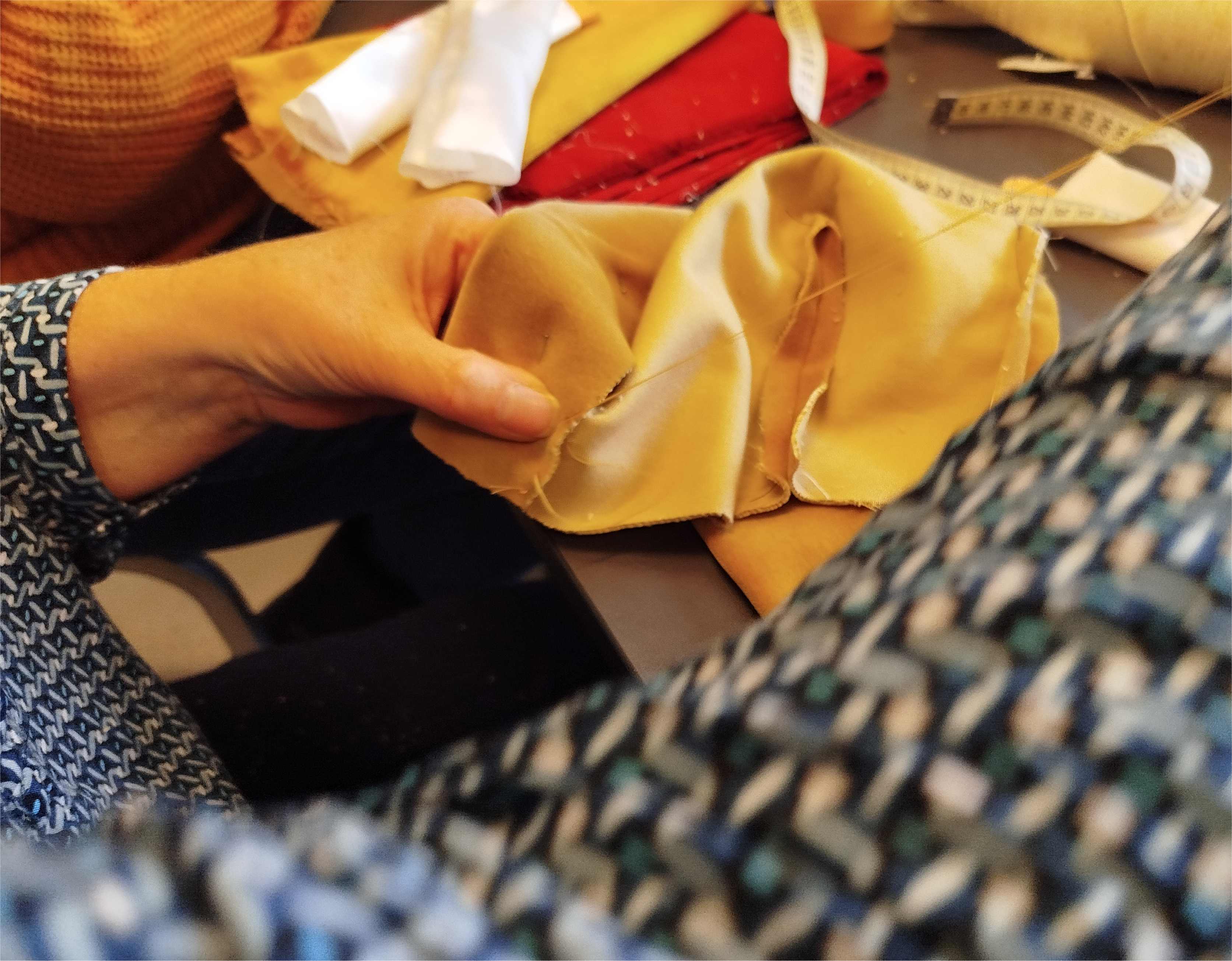 Tijdens onze gezellige naainamiddagen kun je in een ontspannen sfeer aan de slag met je eigen projecten. Of je nu al wat ervaring hebt of nog nooit een draad in een naald hebt gestoken: iedereen is welkom.