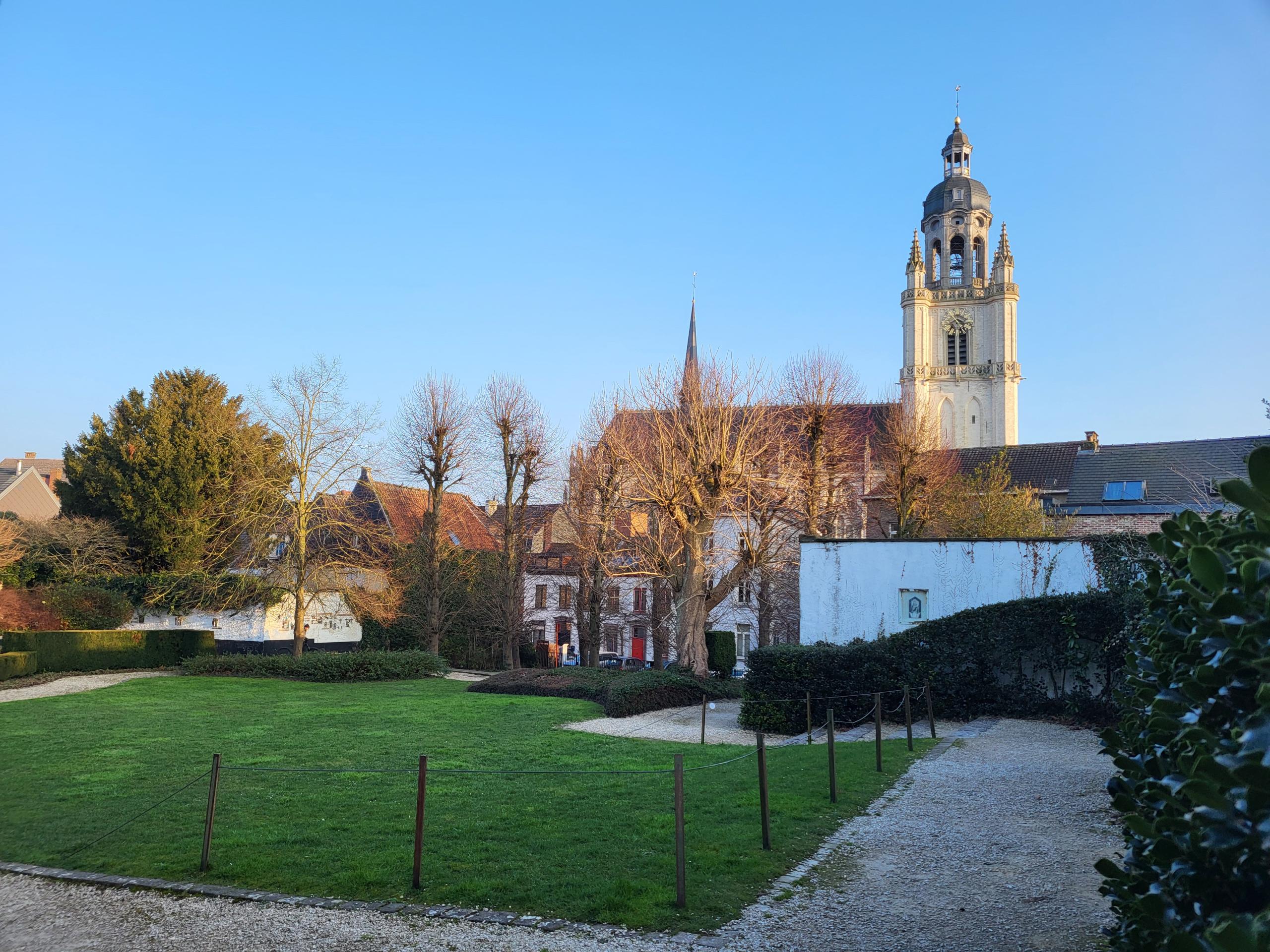 Luisterhoekje beiaardoncert in Mariahof Halle