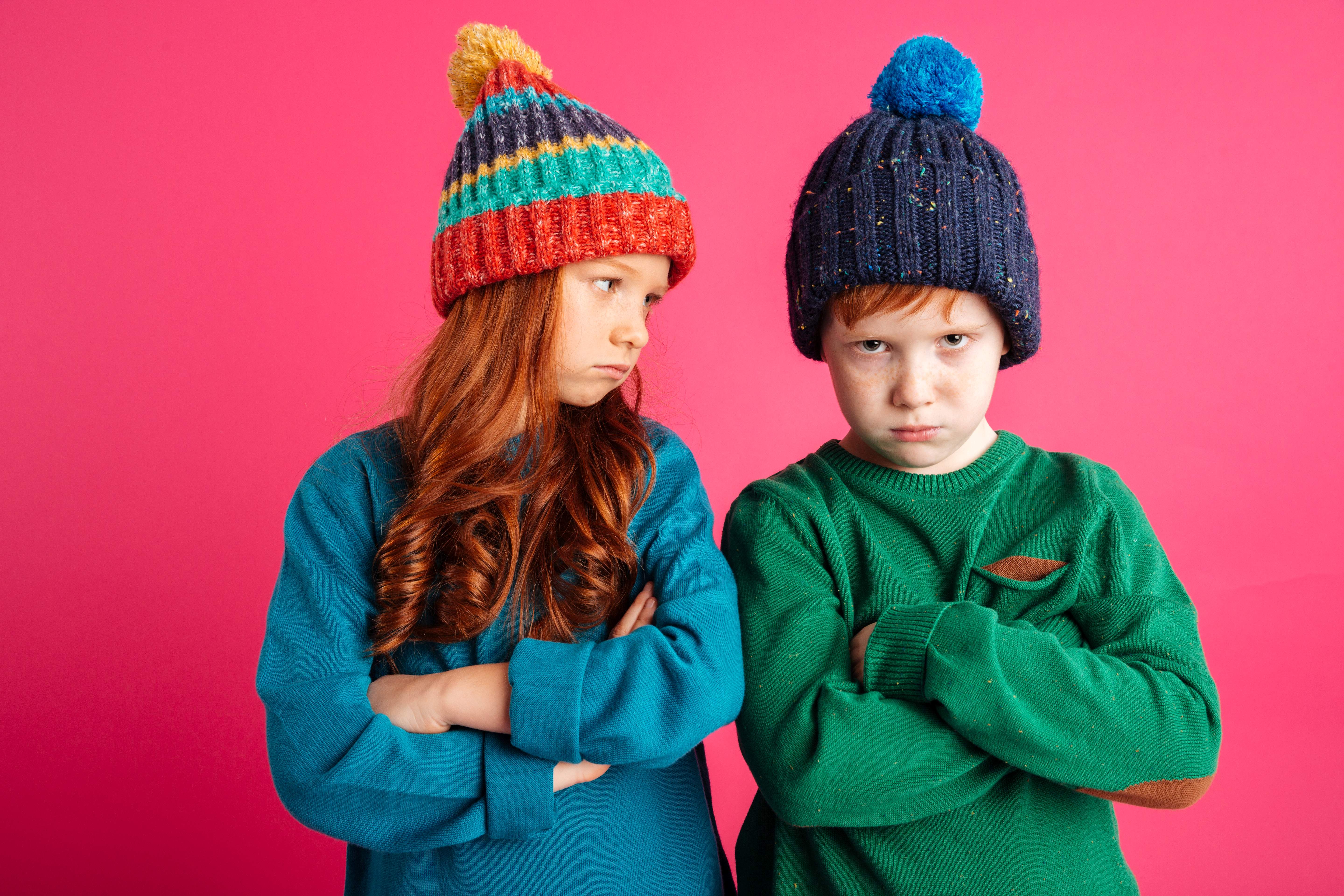 2 kinderen die boos kijken