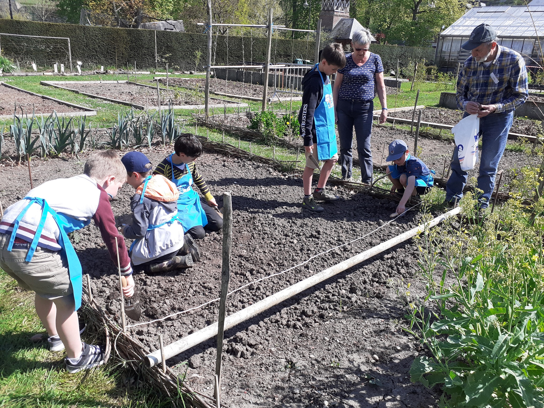 kinderen in de moestuin